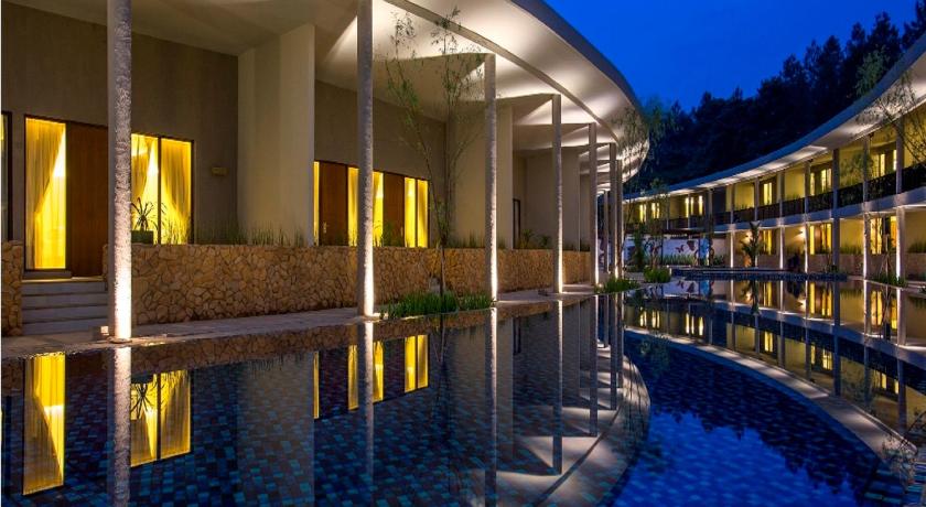 a large swimming pool in a large building, Hotel Neo+ Green Savana by ASTON in Bogor