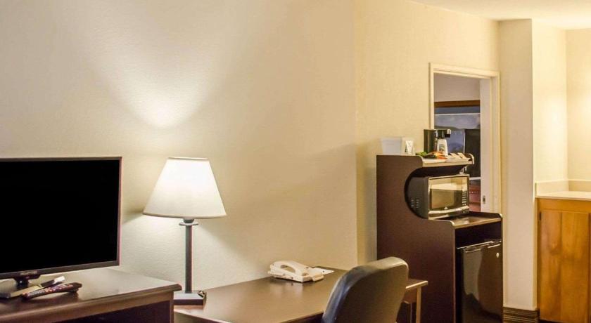 Quality Inn and Suites Pensacola Bayview