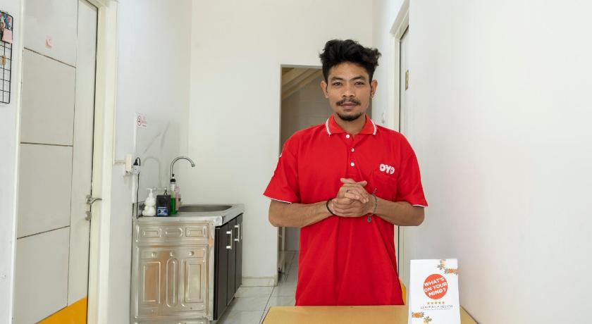 a man standing in front of a counter in a kitchen, OYO 3782 Gunung Anyar in Surabaya