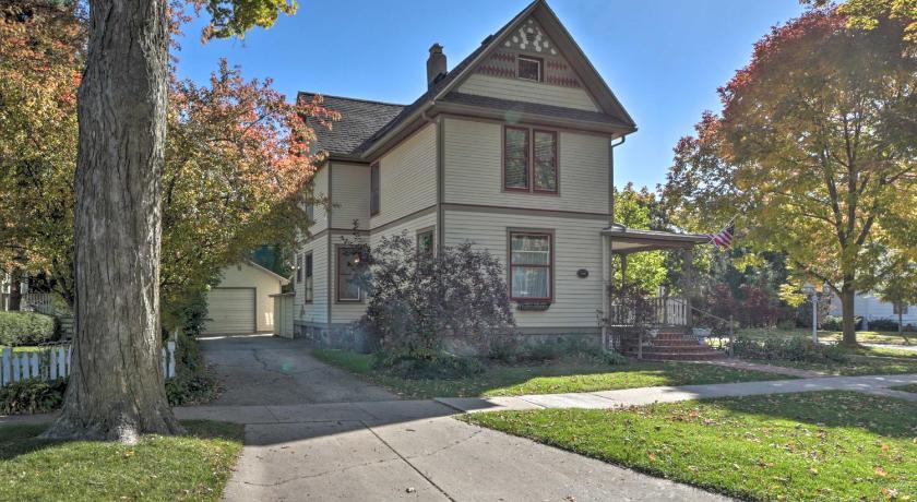 Dtwn Lake Geneva Home, Walk to Beach and Restaurants photo
