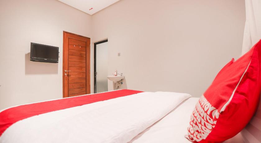 a bedroom with a bed and a dresser, Super OYO 148 Cempaka Place Homestay in Jakarta