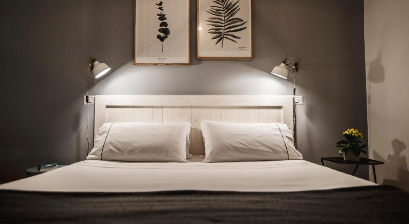 Image of Deluxe King Room 3