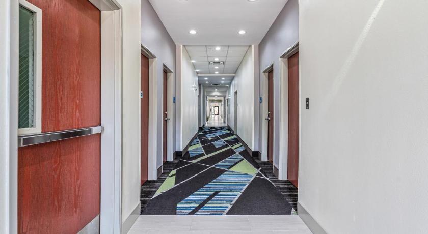 Holiday Inn Express Hotel & Suites Van Buren-Fort Smith Area photo