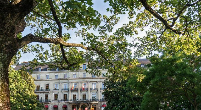 a large building with a tree in front of it, Hotel Metropole in Geneva