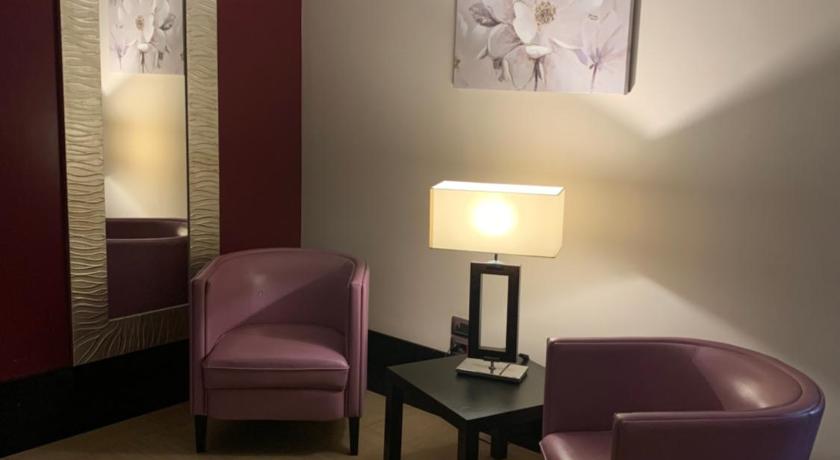 a living room filled with furniture and a lamp, Quality Hotel Green Palace in Monterotondo