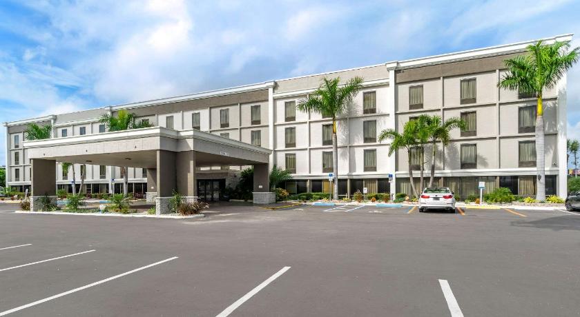 Comfort Inn & Suites Clearwater - St. Petersburg Carillon Park