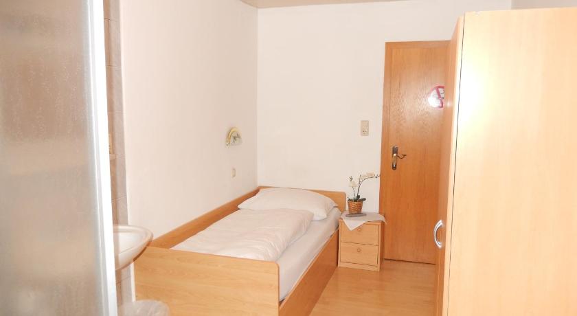 Image of Single Room with Shared Toilet 10