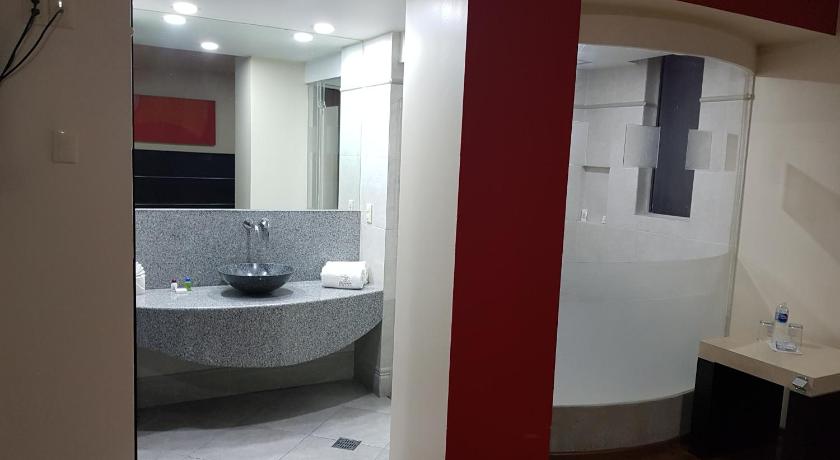 a bathroom with a sink, toilet and tub, Hotel Paraiso in Mexico City
