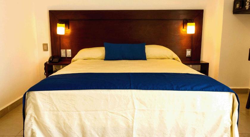 Image of Deluxe Room (2 Adults + 1 Child) 1