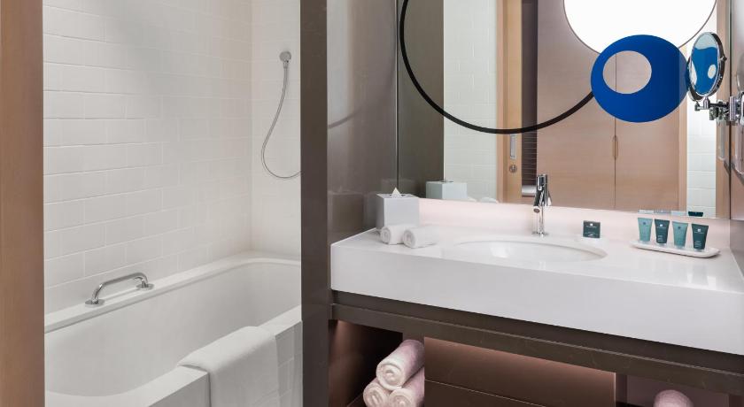 Image of Executive Room With 1 Kingsize Bed, Ocean View 4