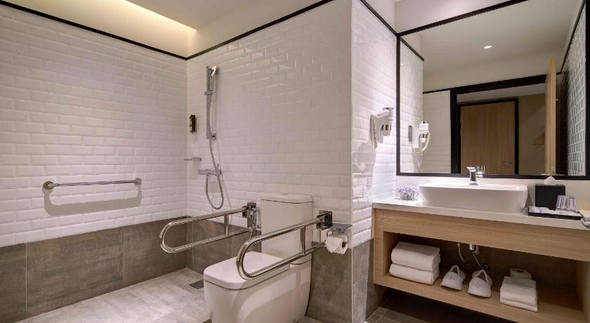 a bathroom with a toilet a sink and a bathtub, Aerotel Kuala Lumpur (Airport Hotel) - Gateway@klia2 in Kuala Lumpur