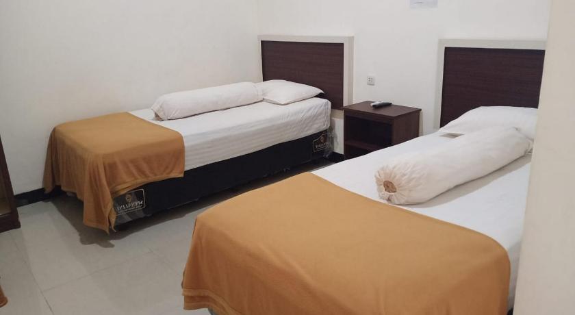 a hotel room with two beds and a desk, Fidelia Homestay Palu RedPartner in Palu