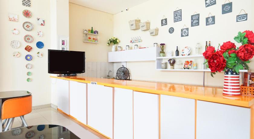 a kitchen with a white counter top and white cabinets, OYO 221 Pratisarawirya in Surabaya