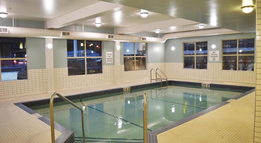 Holiday Inn Express Golden-Kicking Horse photo