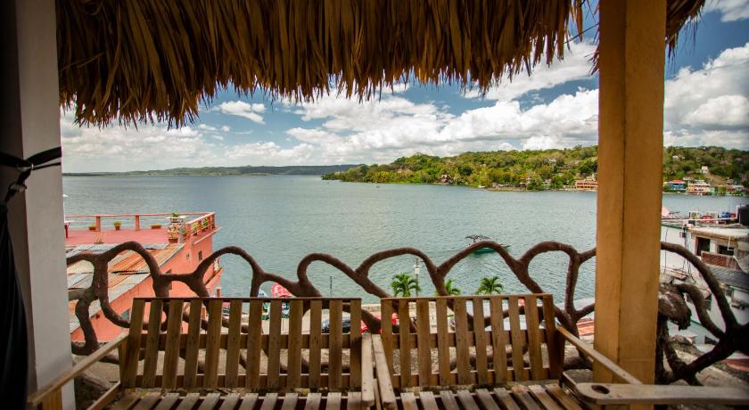Hotel y Restaurante Aurora — Hotel in Flores