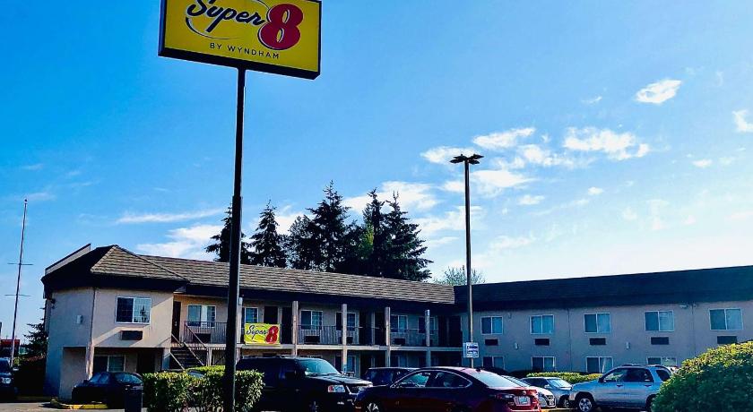 Super 8 by Wyndham Lynnwood