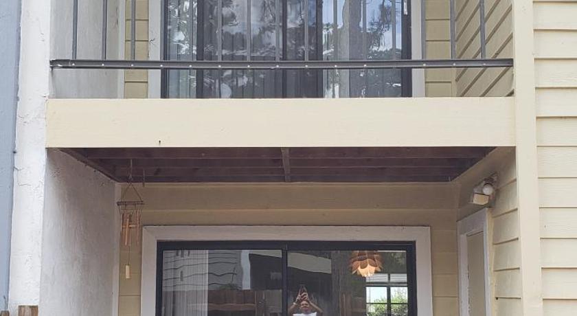 Beautiful townhouse 2 bedrooms 1 and a half bathrooms next to Butler Plaza 1 mile to UF photo