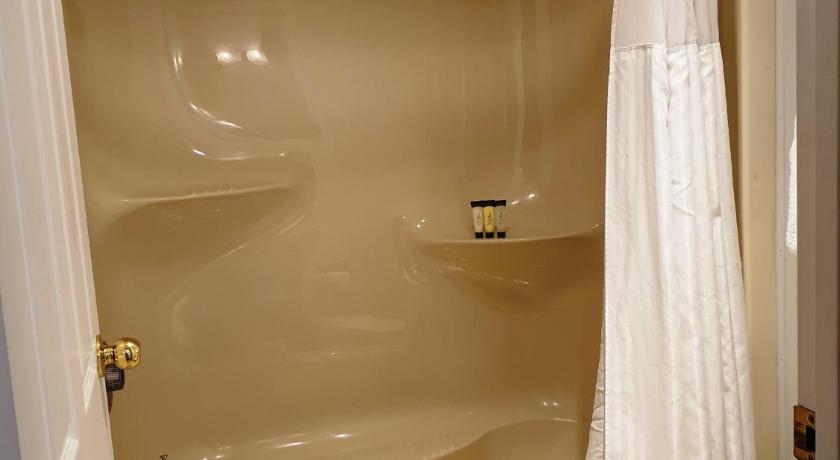Riverland Inn & Suites