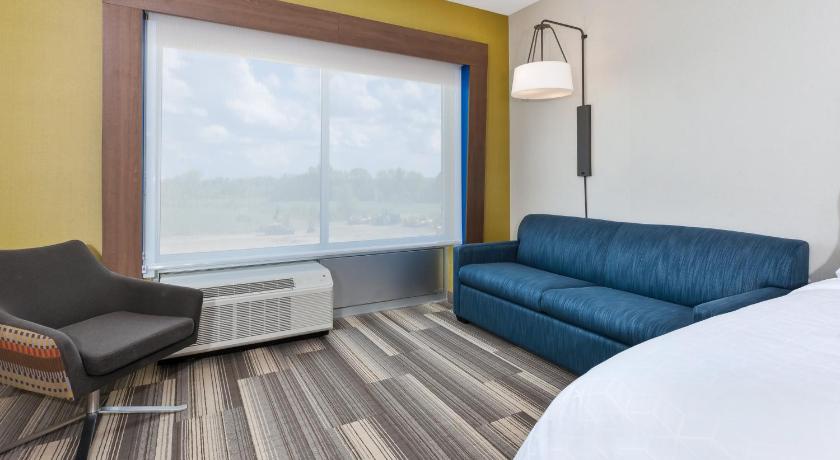 Holiday Inn Express and Suites Grand Rapids Airport- South