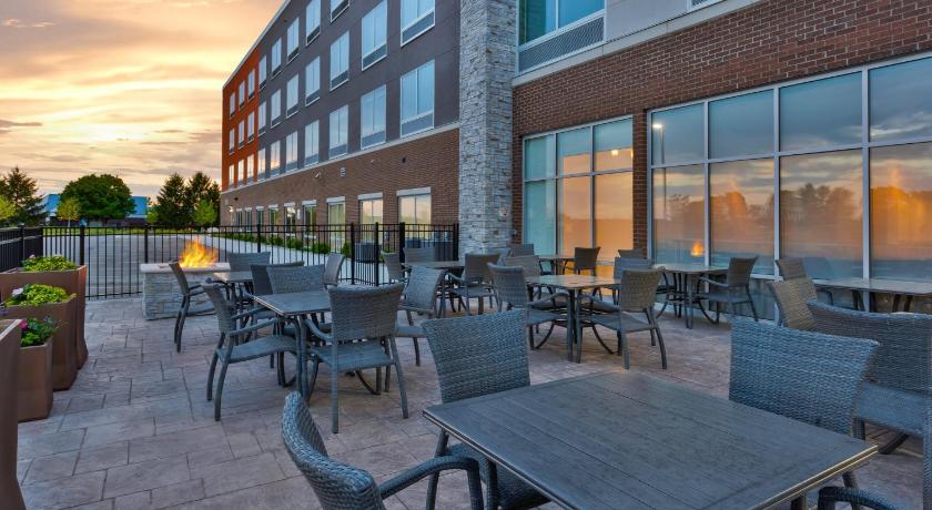 Holiday Inn Express and Suites Grand Rapids Airport- South