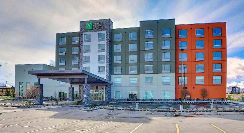 Holiday Inn Express and Suites Calgary Airport Trail NE