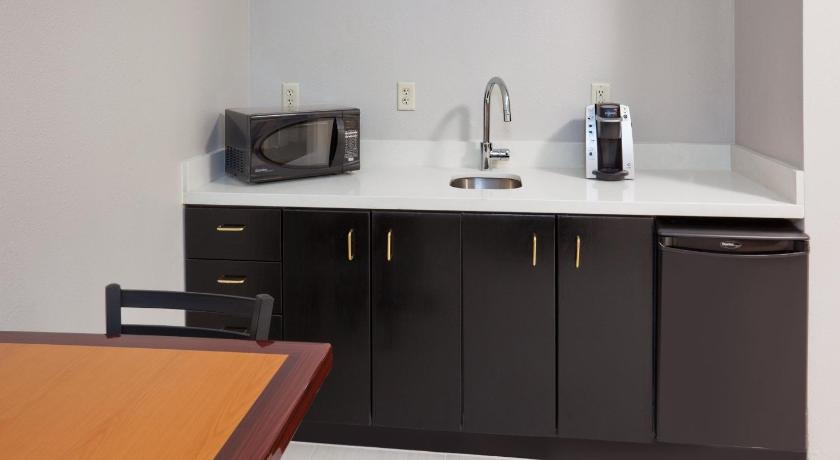 Holiday Inn Express Hotel & Suites Dickinson photo