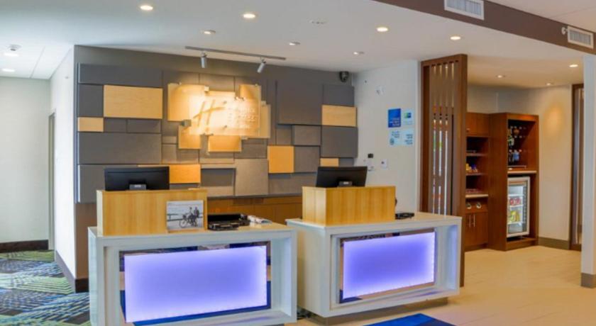 Holiday Inn Express And Suites Detroit North - Roseville photo