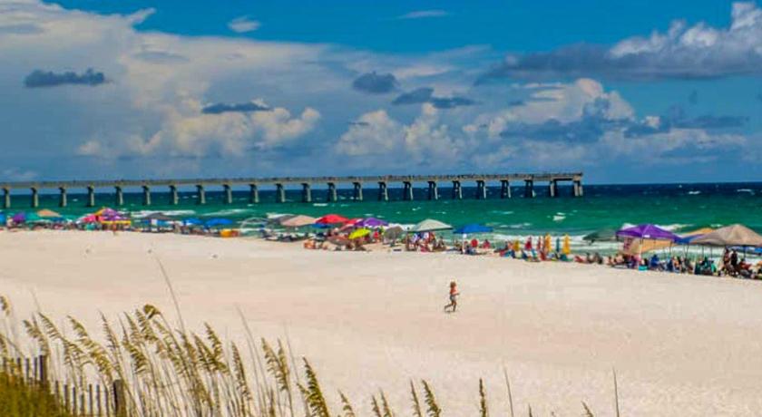 a beach filled with lots of beach umbrellas, Gulf Island Condos in Pensacola Beach (FL)