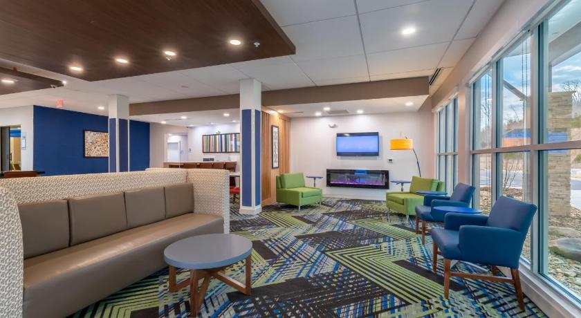 Holiday Inn Express And Suites Marion photo