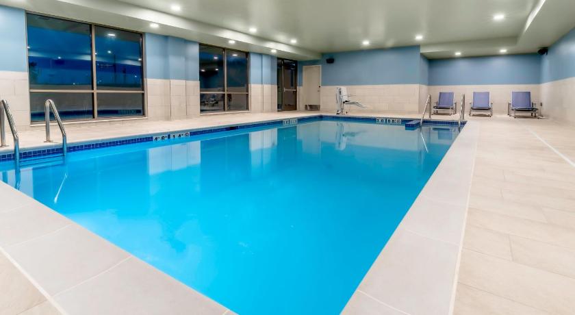 Holiday Inn Express & Suites Milwaukee - West Allis photo