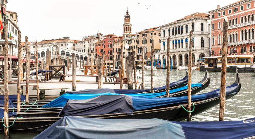 Charming Apartment on the Grand Canal R&R photo