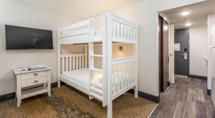 Image of 1 Queen Bed 1 Bunk Bed Standard 5