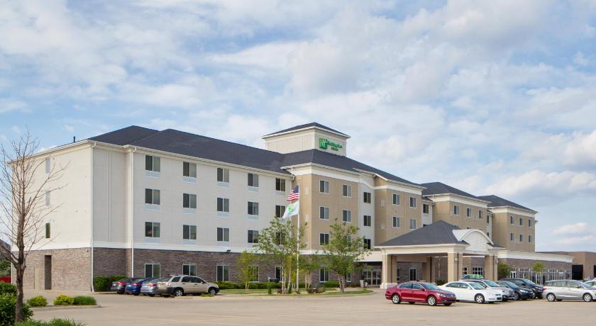 a large building with a car parked in front of it, Holiday Inn Hotel & Suites Bloomington Airport in Bloomington (IL)