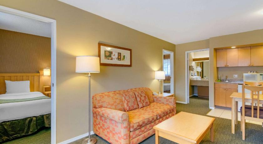 Econo Lodge Inn & Suites