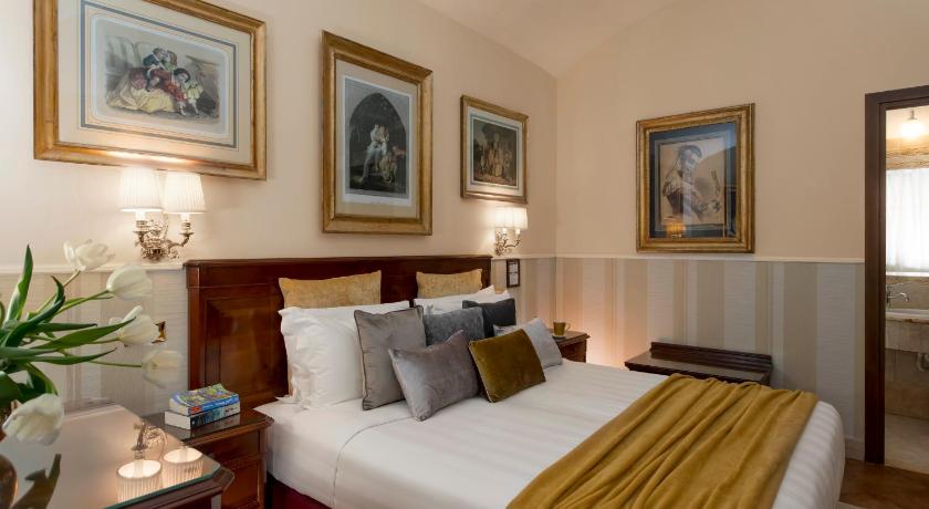Des Artistes Hotel