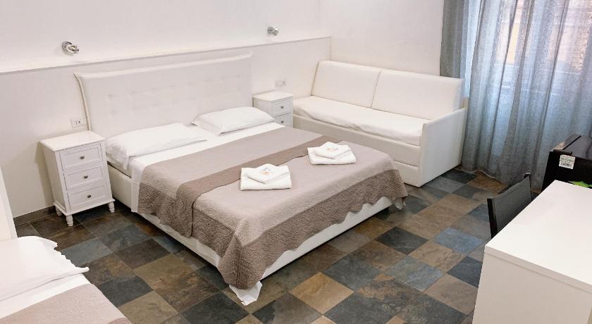 Golden Nice Apartment — Hotel in Rome