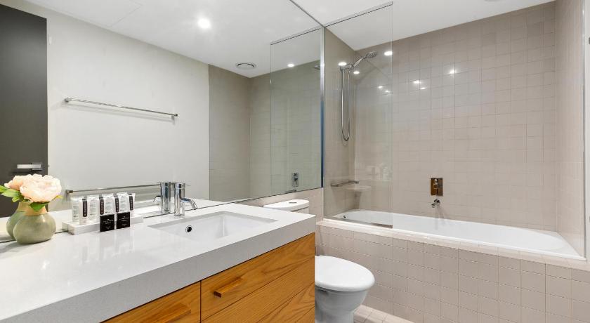 Image of NewQuay Two-Bedroom, Two-Bathroom Apartment with Marina View 2