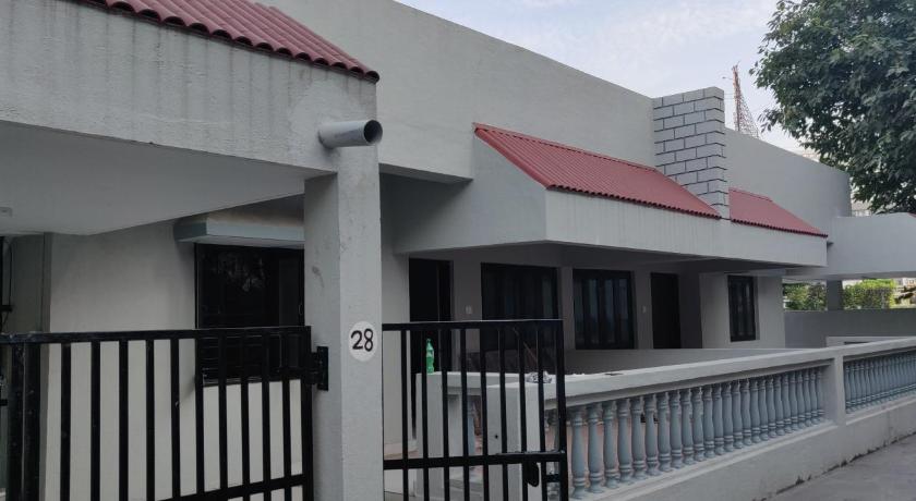 Sai kutir service home 1 — Hotel in Surat