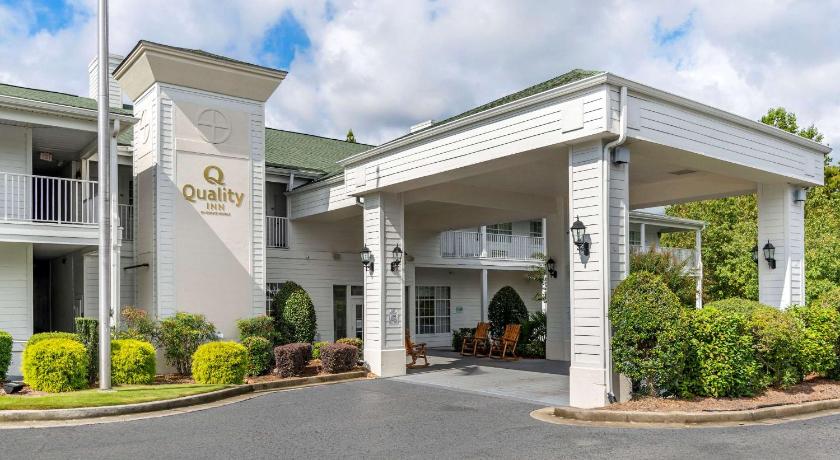 Quality Inn Fayetteville near Historic Downtown Square