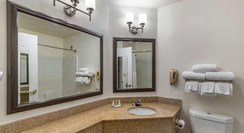 Quality Inn Fayetteville near Historic Downtown Square