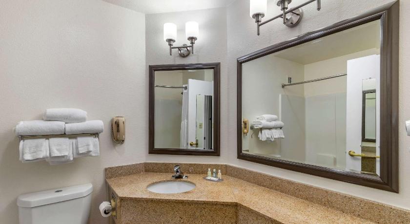 Quality Inn Fayetteville near Historic Downtown Square