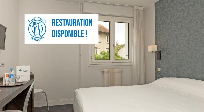 a hotel room with a bed and a window, Brit Hotel Cahors - Le Valentre in Cahors