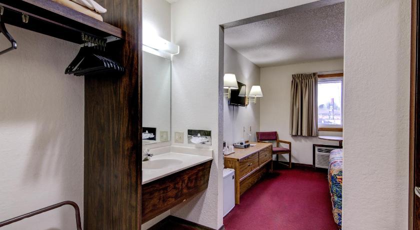Bloomer Bloomer Inn & Suites 2-Star Accommodation suite
