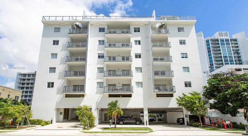 a large building with a lot of windows, Free Parking-Gorgeous 2 Bedroom Unit-Location in Miami (FL)