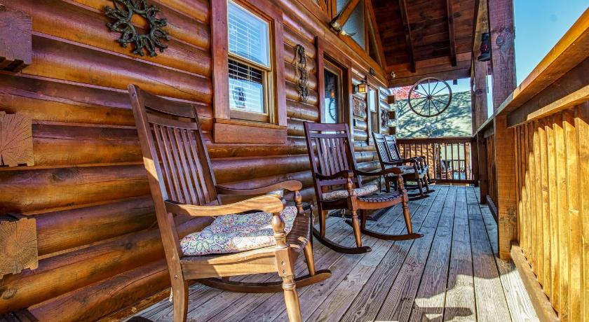 Wild West: Pin Oak Resort Cabin in the Heart of Pigeon Forge, Hot Tub and Resort Pool!