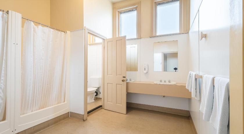 a bathroom with a sink, toilet and bathtub, The Formby Hotel in Devonport