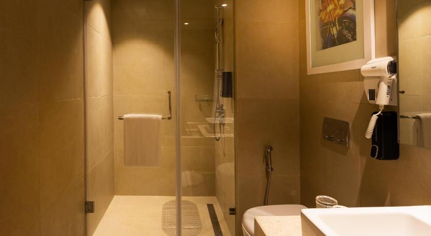 Image of Three-Bedroom Queen Suite 7