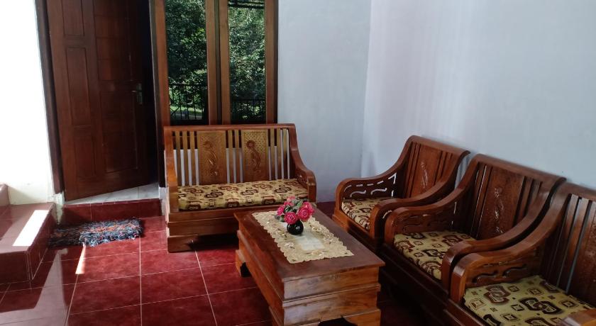 a living room filled with furniture and a couch, Sritanjung Homestay in Banyuwangi