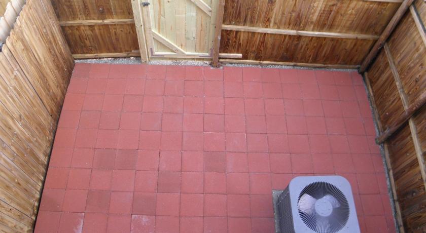 Beautiful townhouse 2 bedrooms 1 and a half bathrooms next to Butler Plaza 1 mile to UF photo