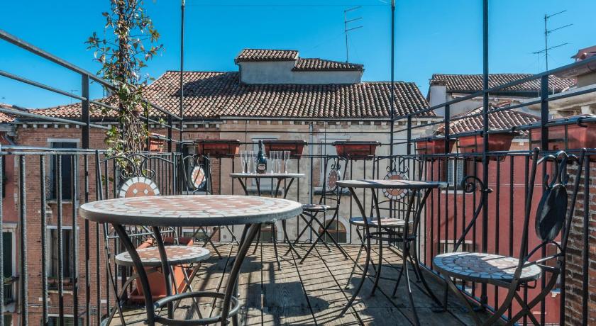 Ca' San Trovaso - 6 Rooms photo